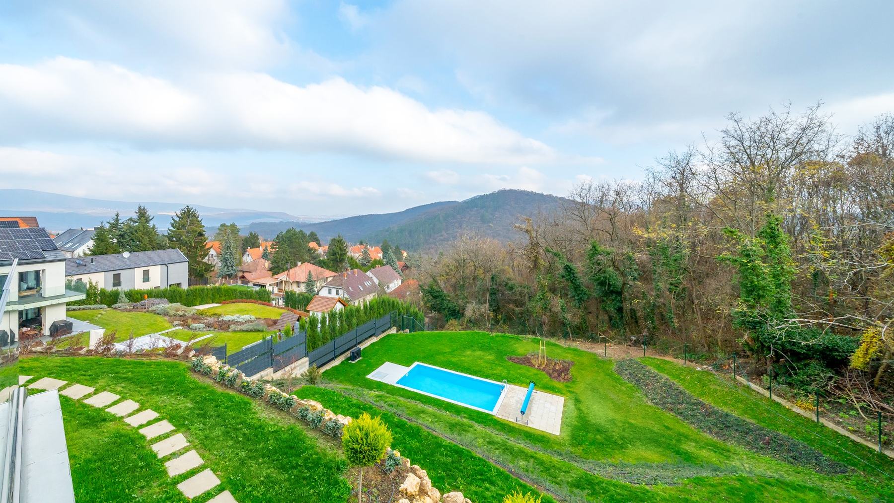 Panorámás kert és fűtött medence