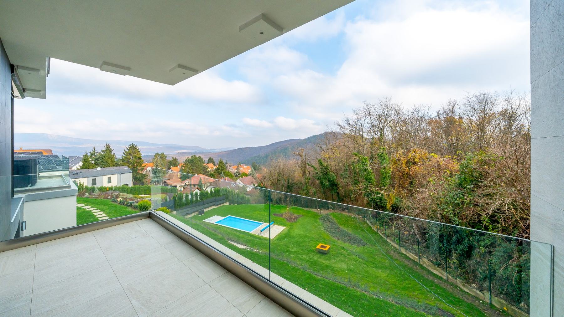 Panorámás terasz Solymáron